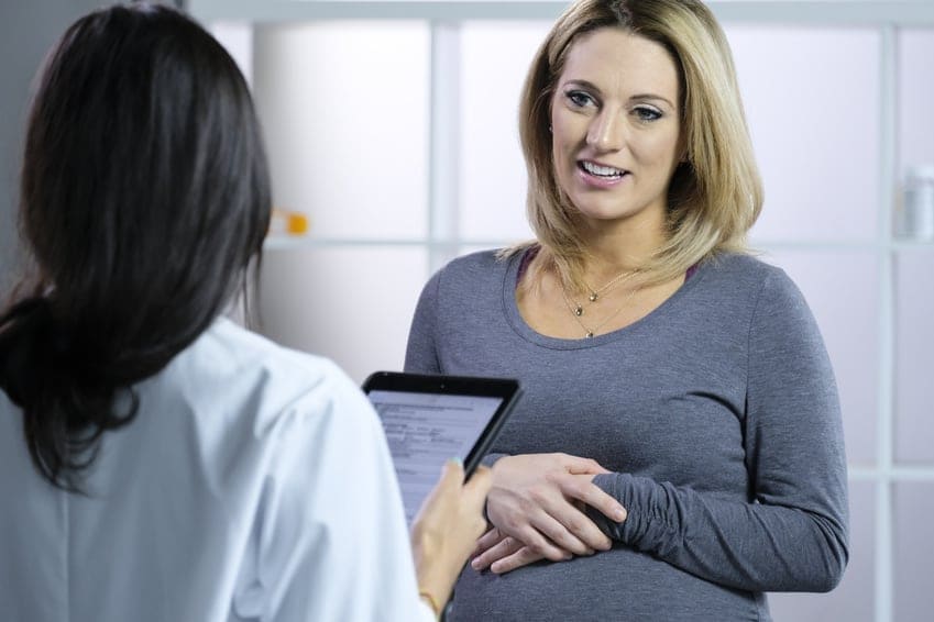 Pierwszą ważną sprawą jest zgłoszenie lekarzowi prowadzącemu leczenie i kierującemu na badanie radiologiczne faktu istnienia ciąży. Drugim ważnym krokiem jest poinformowanie rejestratorki i operatora pracowni radiologicznej o ciąży i jej zaawansowaniu.