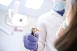 Uzupełnienie zębów. Co zrobić po usunięciu zęba